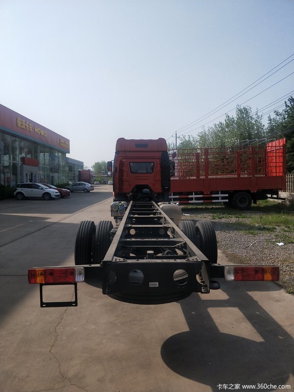 2020款J6L两轴9米7封闭箱新车到店