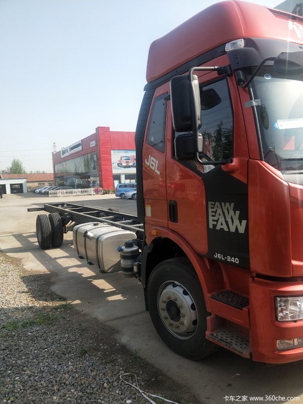 2020款J6L两轴9米7封闭箱新车到店