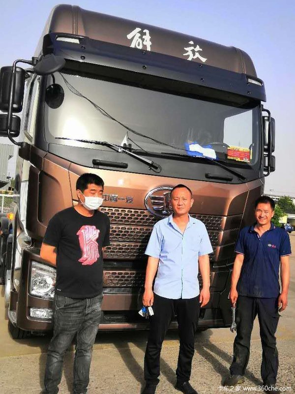 1台解放JH6牵引车成功交付客户郭子海