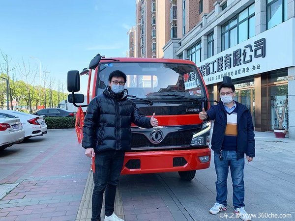 事业部副总经理汪宇和南京商务处经理雷龙胜马不停蹄走访市场△5月