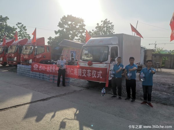 感谢北极熊代理吴老板对一汽解放的支持 ，恭喜今日喜提虎VR载货车
