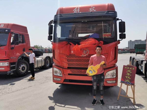 1台解放JH6牵引车成功交付客户，祝贺王老板喜提爱车！