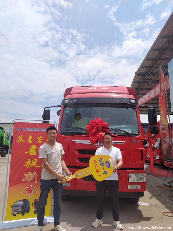 恭喜杨老板喜提麟vh载货车回家赚大钱