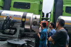 恭喜大客户 喜提HOWO T7H牵引车