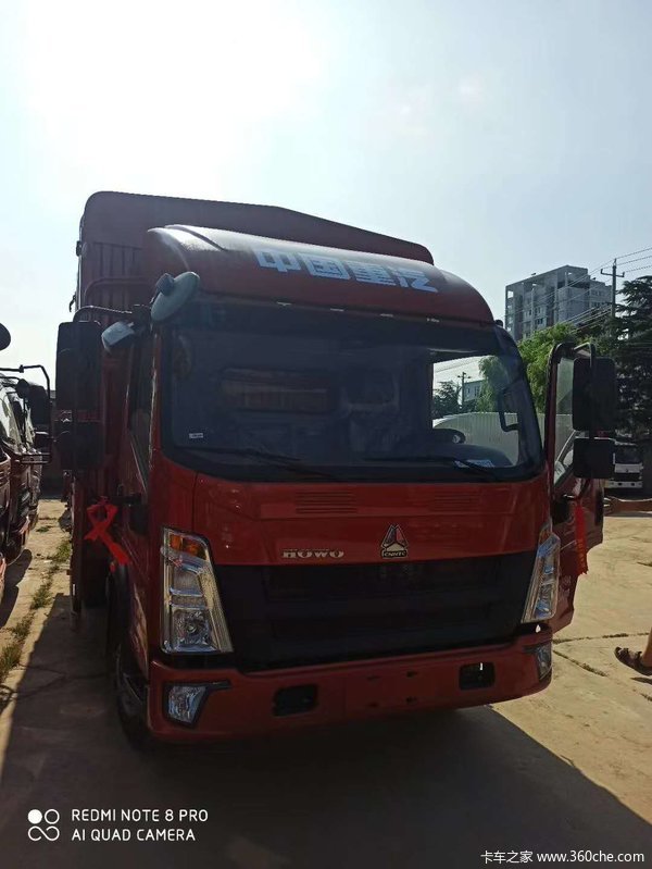 恭喜顾客经过多家车型的对比下选择了重汽HOWO 喜提悍将载货车