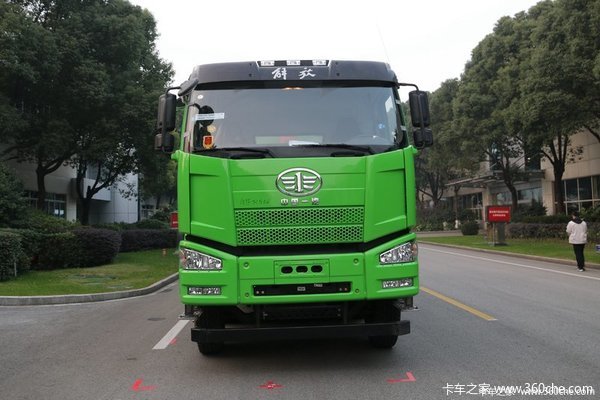 一汽解放濮阳天亿J6P8*4自卸车院内现车