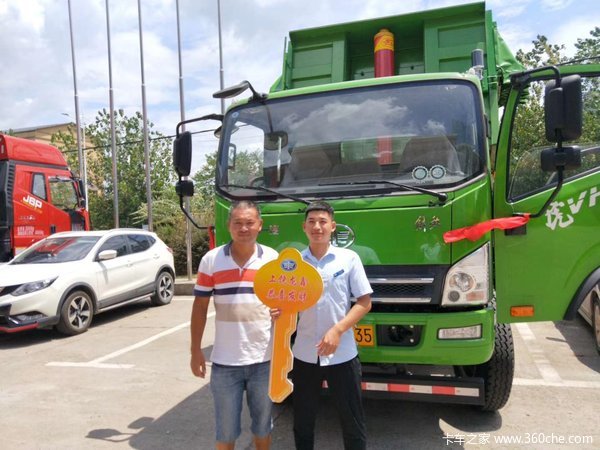 恭喜周老板喜提爱车，上饶唯胜全体员工祝您生意兴隆，财源滚滚来！~