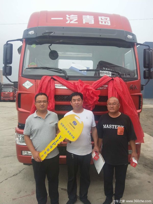 恭喜张先生喜提天V430LNG牵引车一台,祝生意兴隆通四海!