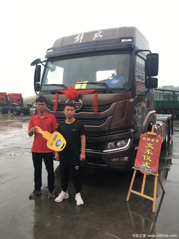 1台悍V牵引车成功交付客户，恭喜胡老板喜提爱车
