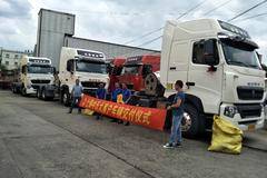 恭喜大客户 喜提HOWO T7H燃气牵引车