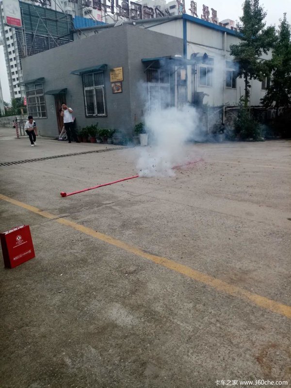 恭喜何鹏国先生喜提东风VL牵引车一台