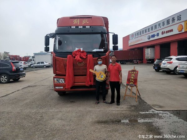 1台解放J6P载货车成功交付客户，恭喜刘老板喜提爱车