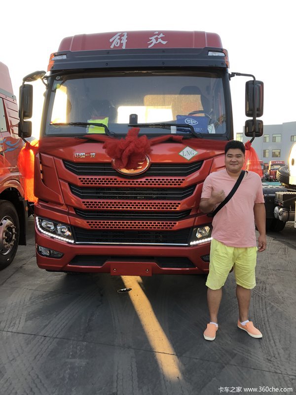 1台悍V牵引车成功交付客户，恭喜贾老板喜提爱车