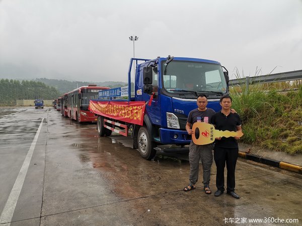恭喜蒋井贵和蒋钦元购买乘龙教练车两台 喜提乘龙H5载货车