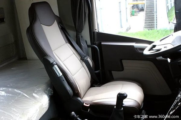 六方位调节格拉默/安道拓座椅平地板大空间,驾驶换乘方便平地板横向