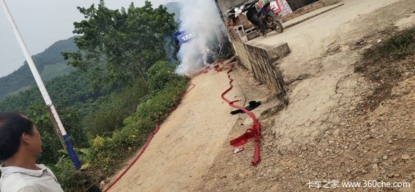 恭喜中国重汽HOWO轻卡百色洪祥亲情交车会 喜提悍将载货车