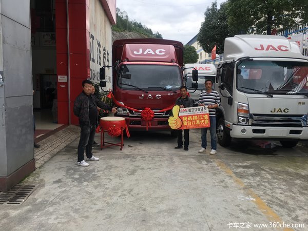 都匀江淮4S店全体员工恭贺屠光全屠老板喜提爱车！买江淮，发大财