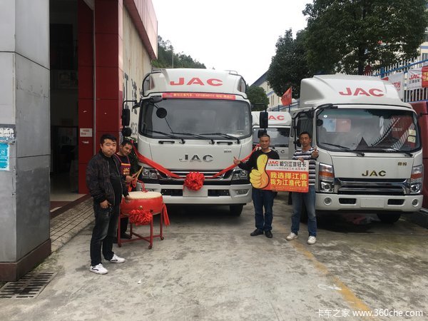 都匀江淮4S店全体员工恭贺李启福李老板喜提爱车!买江淮,发大财