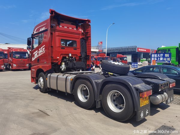 恭喜贾老板喜提自动挡550马力解放jh6牵引车一台