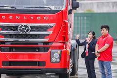 红岩杰狮C500 AMT自动挡牵引车到店选购