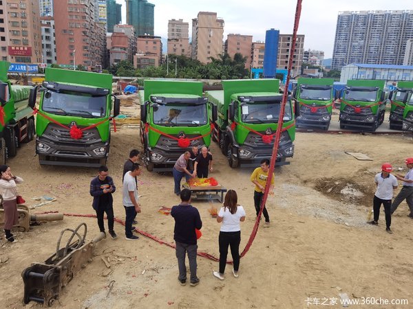 10台中国重汽豪瀚N5W城市渣土车交付客户