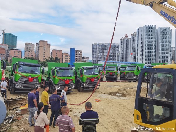 10台中国重汽豪瀚N5W城市渣土车交付客户