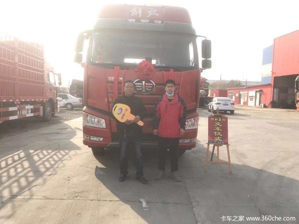 1台解放J6P牵引车成功交付客户，恭喜李老板喜提牵引车一台！