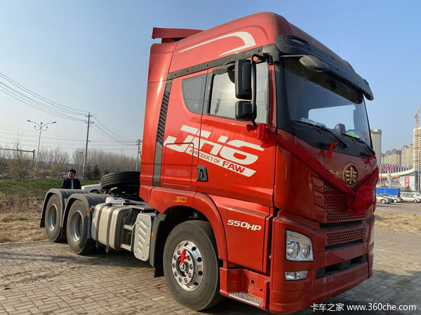 解放jh6领航版550马力牵引车新车到店