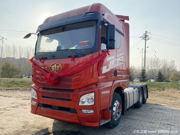 解放jh6领航版550马力牵引车新车到店