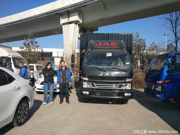 恭喜何女士喜提爱车，恭祝生意兴隆，财源广进