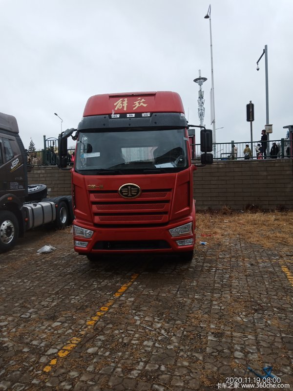 解放精英版新j6l驾驶室220马力4缸发动机底盘到货