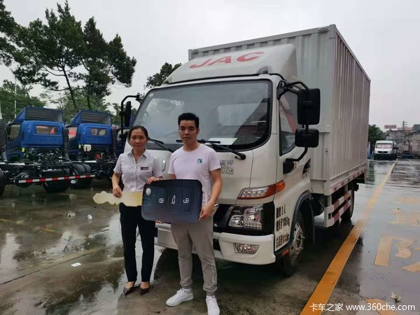 恭喜杨老板 喜提骏铃载货车 祝生意兴隆 财源滚滚