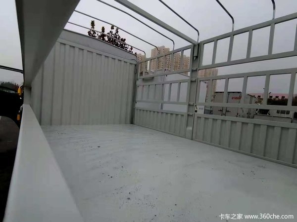 国六江铃凯运蓝鲸高栏车型箱内宽2.45米152马力！