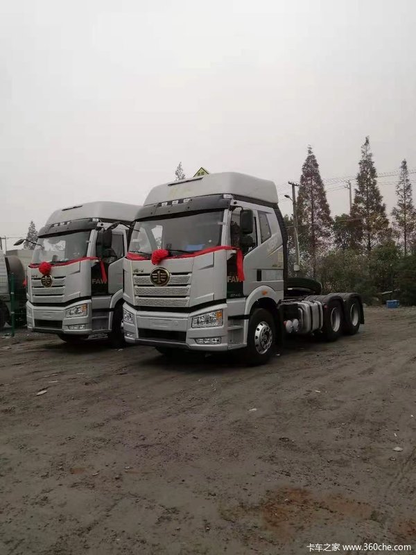 恭喜任老板喜提两台J6P领航版危险品牵引车