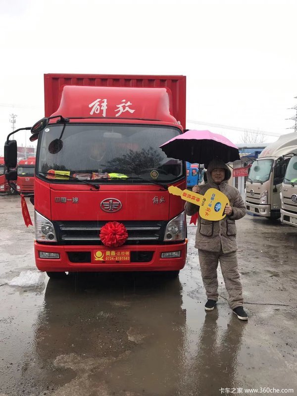 瞅准电商致富新机 周老板兄弟喜提发财新车