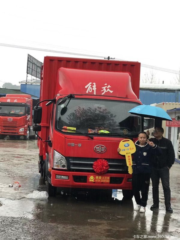 瞅准电商致富新机 周老板兄弟喜提发财新车