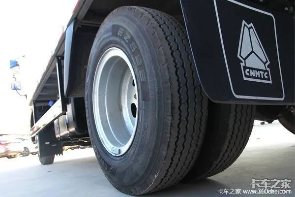 行业大咖评howo丨全新180平台标载利器中国重汽howo统帅