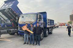 恭喜客户 喜提力狮自卸车 车轮一滚 财源滚滚