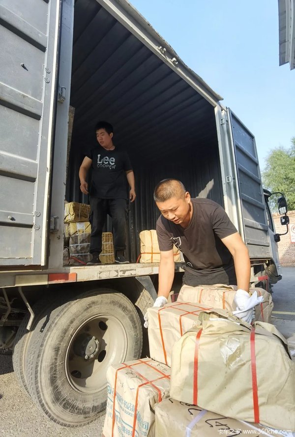 【北京巨象物流有限公司员工装货】