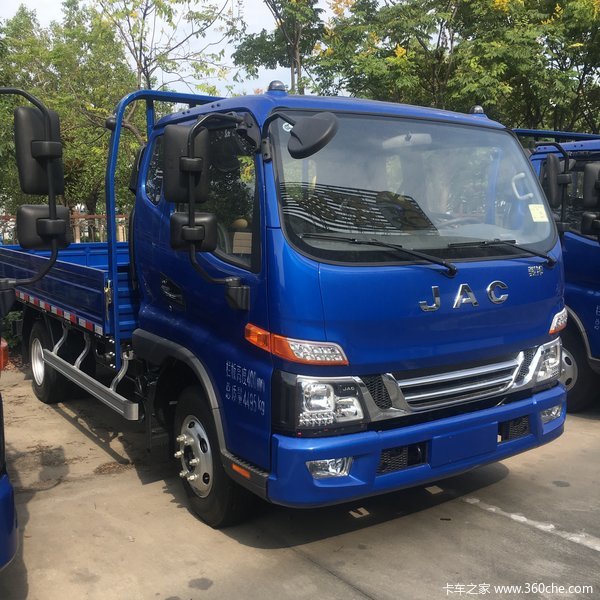 骏铃v6 云内d25 131马力3.85米带卧铺车型到库啦!