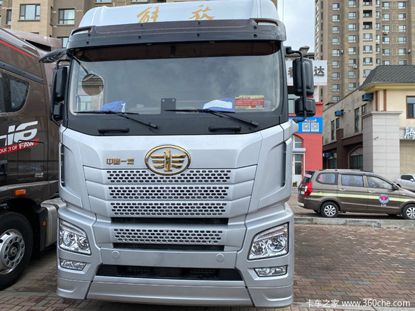 解放jh6550马力自动挡牵引车新车到店