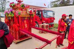 “结婚送车子，也听说过，但是送卡车，俺们还是头一会儿听说……”