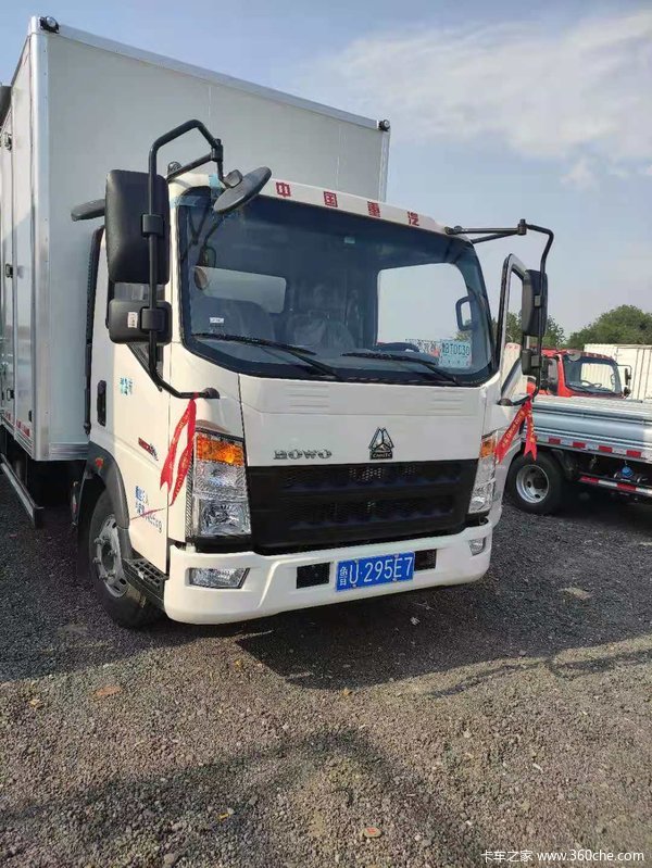 恭喜老客户介绍的新客户到直营店购重汽howo轻卡喜提统帅载货车