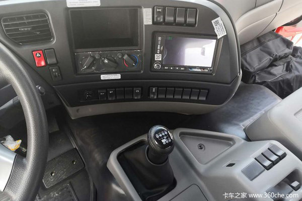 来到车内,这台东风畅行d7v的方向盘显得有些"圆润",主驾驶椅为多功能