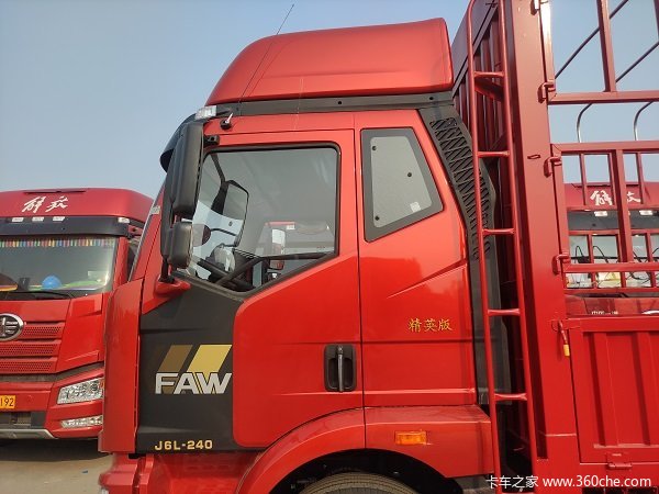 一汽解放6米8 六缸240马力载货车,火热促销中。