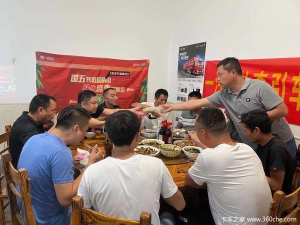 一汽解放牵引车产品推介会在长沙浏阳与客户交流愉快