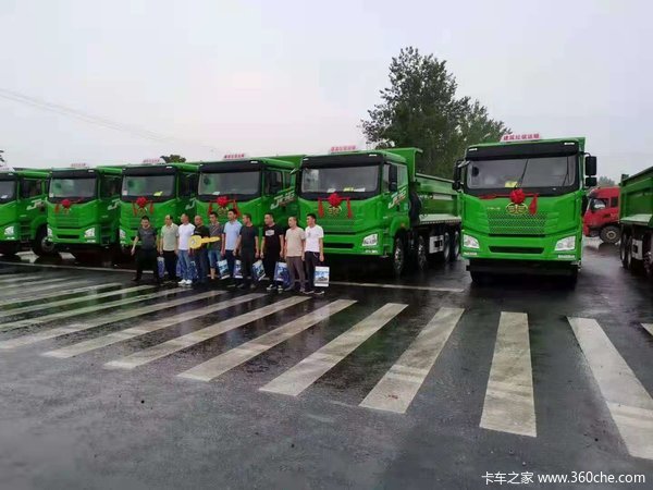 【解放卡车 挣钱机器】恭喜常德荣桦大客户喜提JH6环保渣土车十台