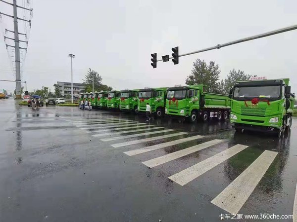 【解放卡车 挣钱机器】恭喜常德荣桦大客户喜提JH6环保渣土车十台