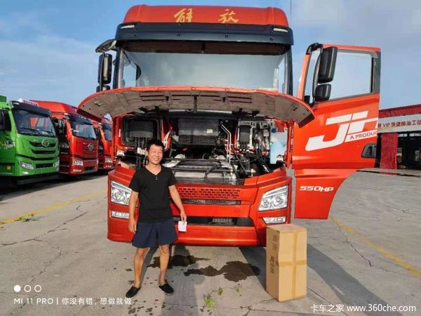 恭喜李先生喜提JH6牵引车一台!祝生意兴隆,财源滚滚!