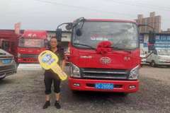 恭喜马师傅 喜提虎V载货车，选车就选解放轻卡大品牌值得信赖！